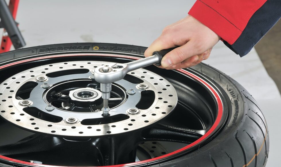 Tire disc blade changing – Professional service to replace and maintain tire disc blades for improved braking performance and safety.